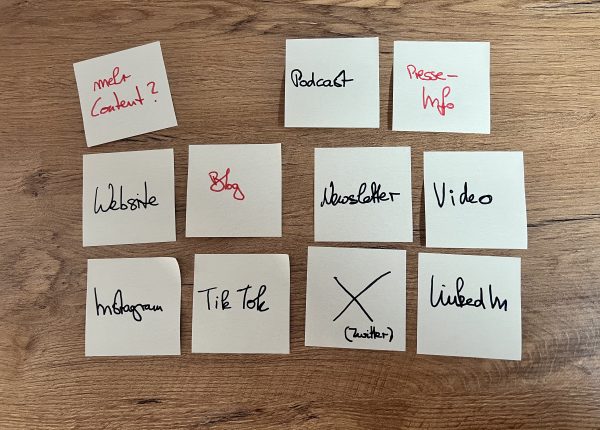 Post-its mit Kommunikationskanälen