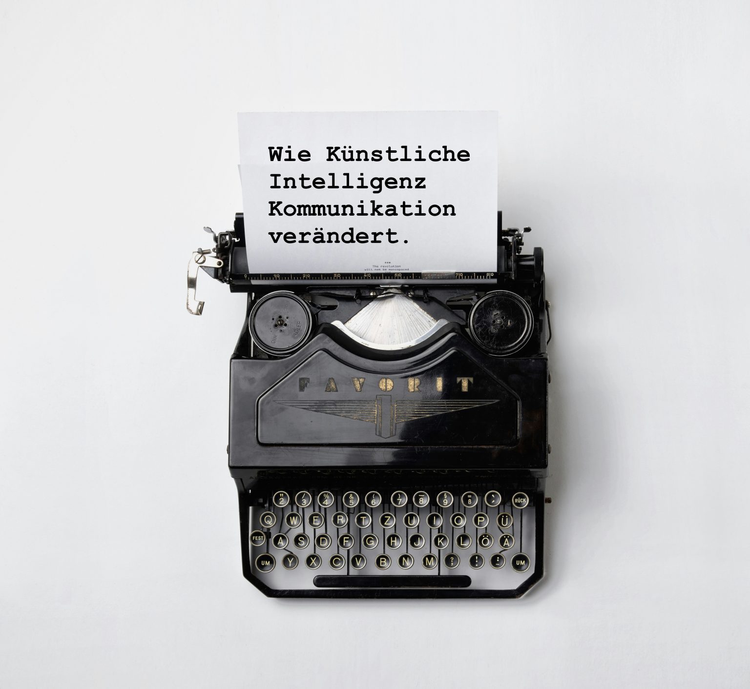 Schreibmaschine mit weissem Blatt Papier und Text "Wie Künstliche Intelligenz Kommunikation verändert"