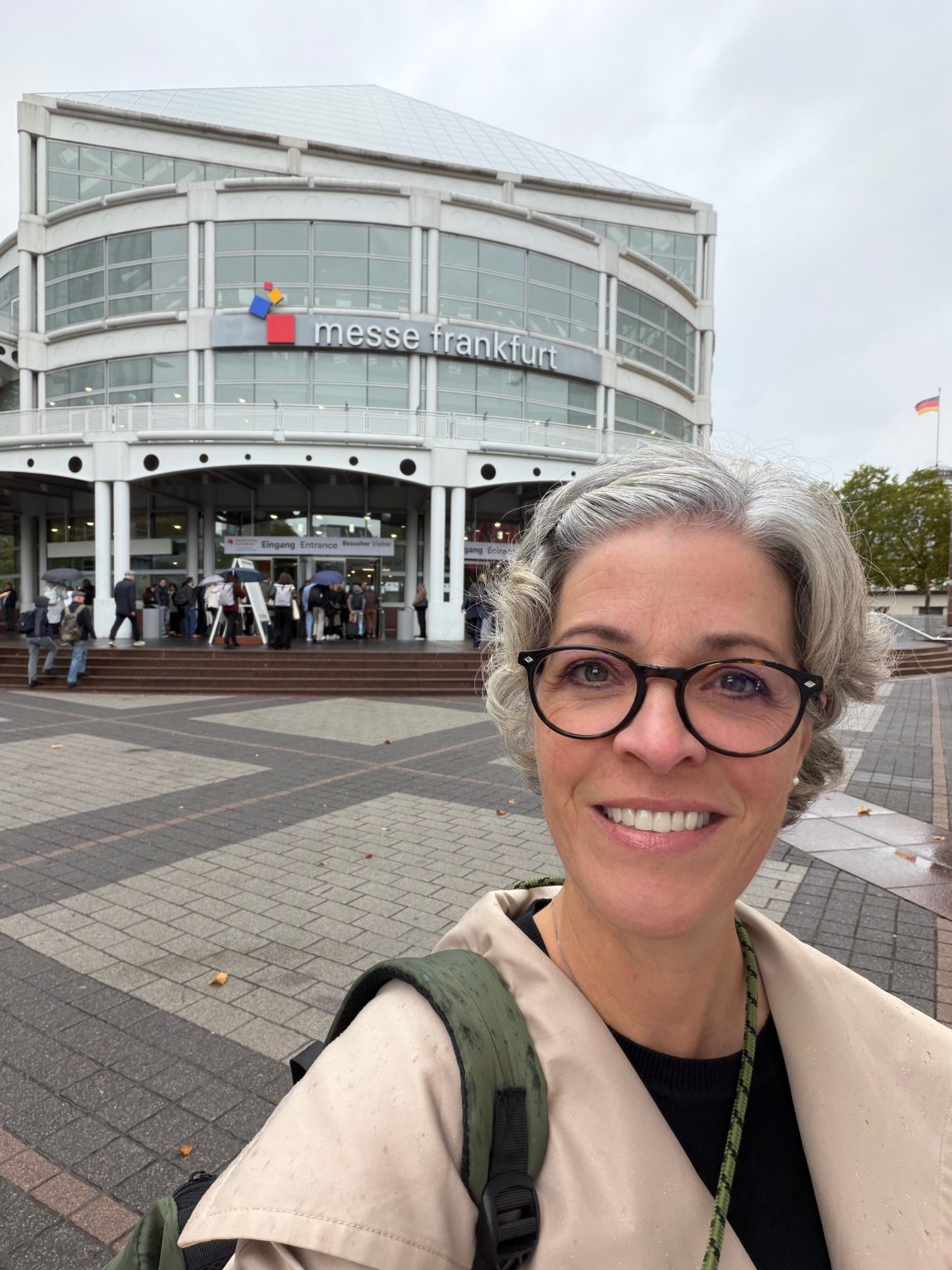 Ich vor dem Haupteingang der Frankfurter Buchmesse.