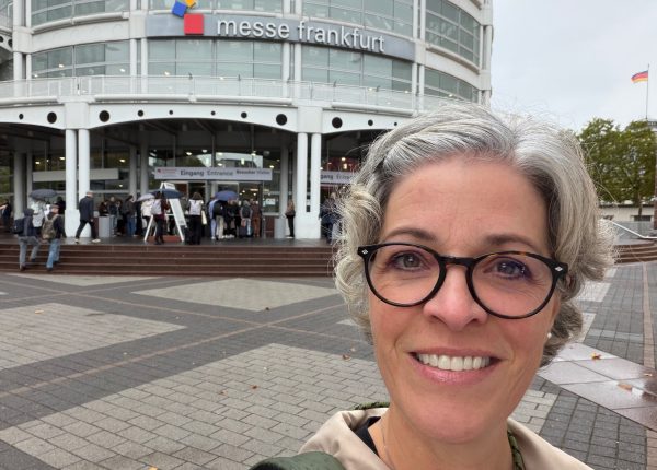Ich vor dem Haupteingang der Frankfurter Buchmesse.