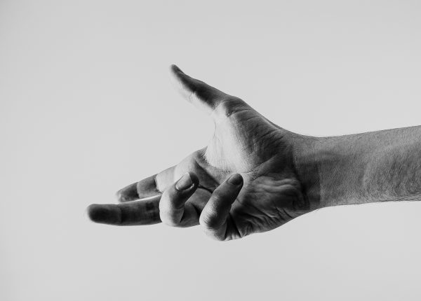 Offene, ausgestreckte Hand.
