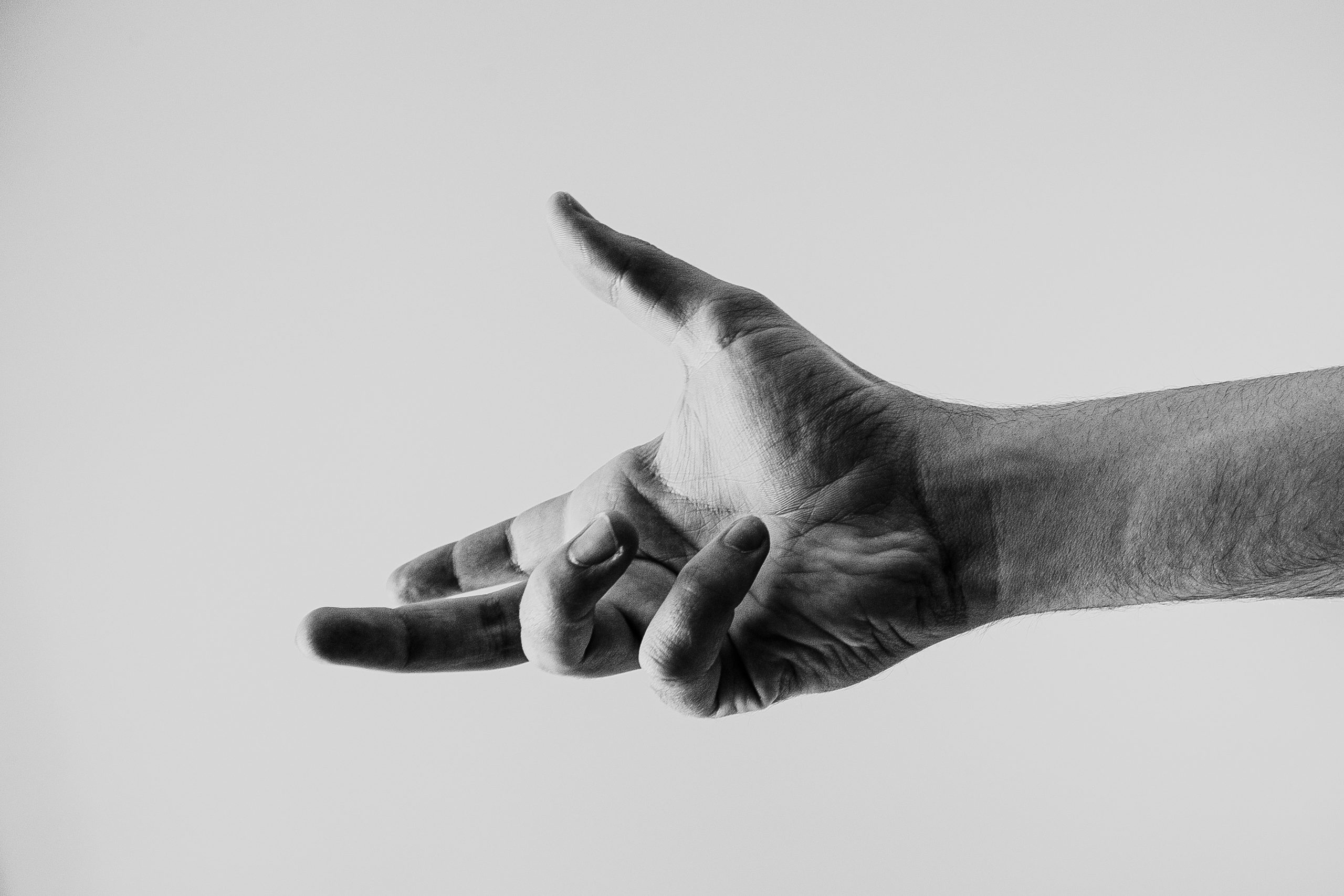 Offene, ausgestreckte Hand.