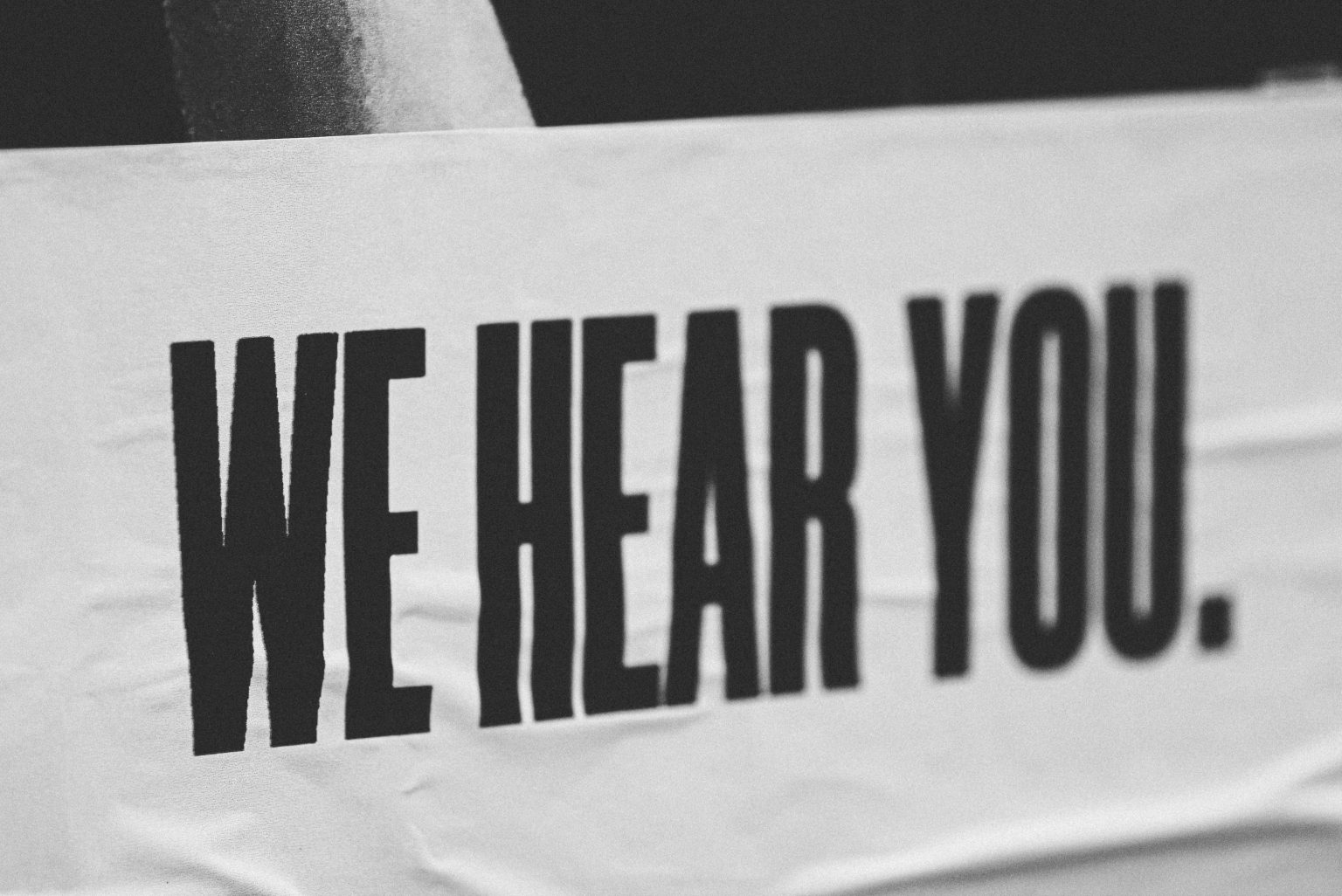 Banner mit Schriftzug "We hear you"