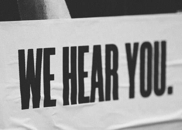 Banner mit Schriftzug "We hear you"
